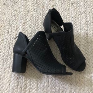 Black peep toe zipper back cut out A.N.A sz 7 EUC